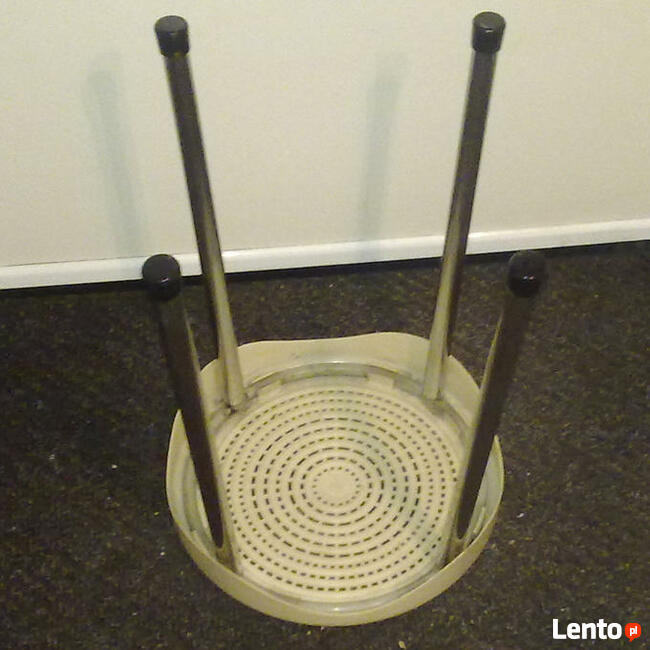 Stołek. Stołeczek na metalowym solidnym stelażu.