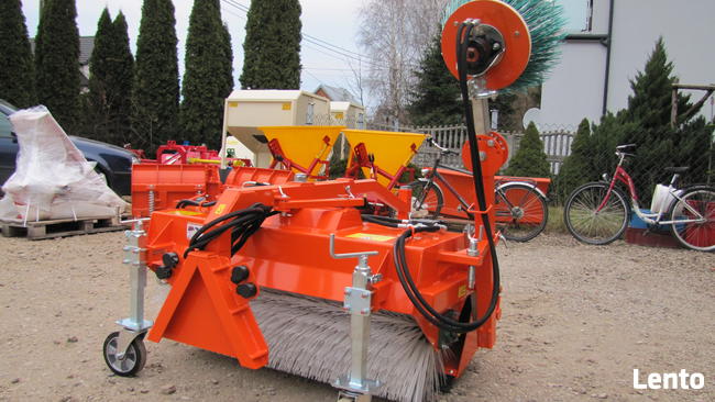 Zamiatarka z koszem zaczep komunalny na trójkącie