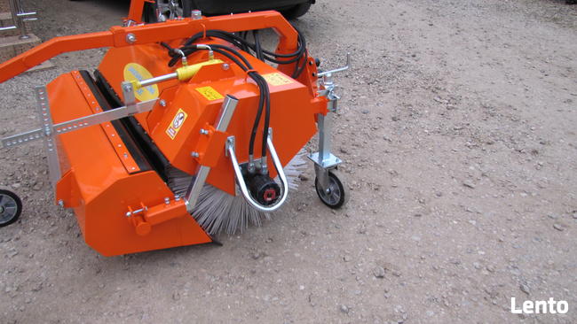 Zamiatarka z koszem zaczep komunalny na trójkącie