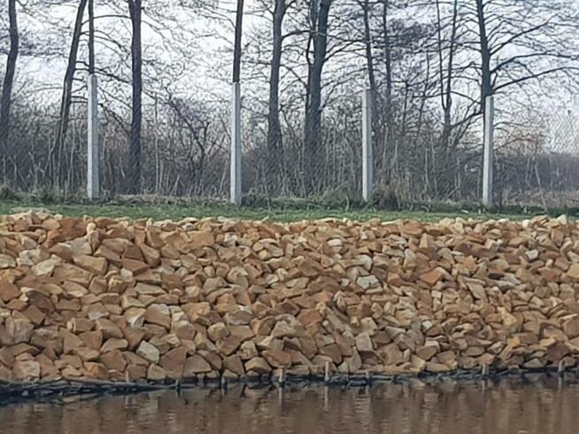 Antyerozyjne zabezpieczenie skarp ziemnych stawów jezior