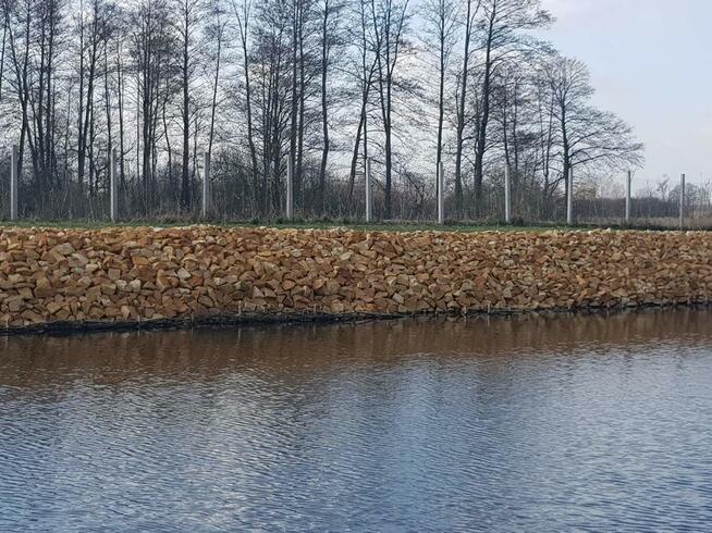Antyerozyjne zabezpieczenie skarp ziemnych stawów jezior