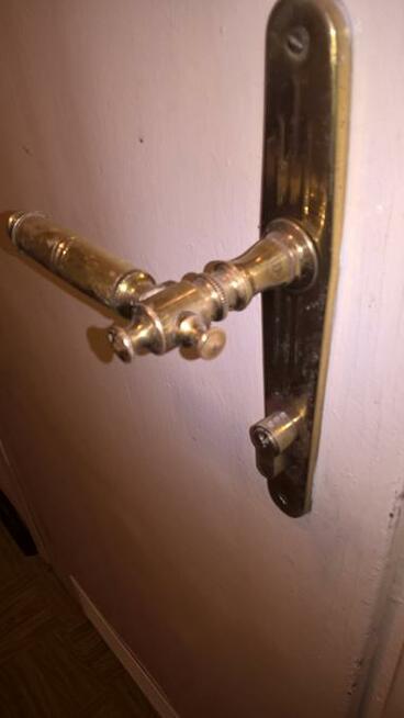 Stara mosiężna klamka z szyldem zamek z wkładką klucz PRL