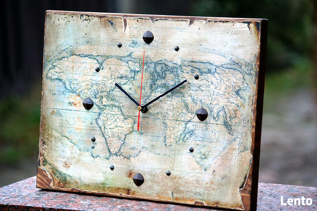 Zegar na desce sosnowej ze starą mapą świata