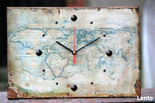 Zegar na desce sosnowej ze starą mapą świata