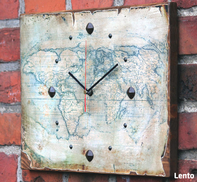 Zegar na desce sosnowej ze starą mapą świata