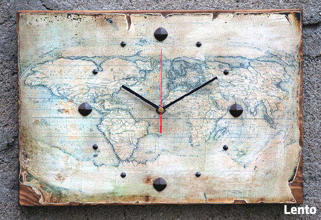 Zegar na desce sosnowej ze starą mapą świata