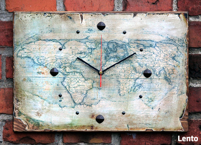 Zegar na desce sosnowej ze starą mapą świata