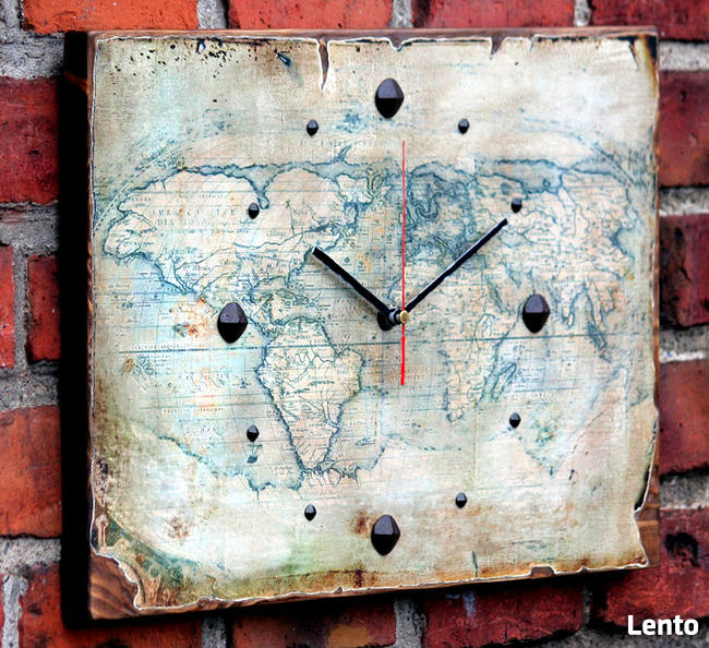 Zegar na desce sosnowej ze starą mapą świata