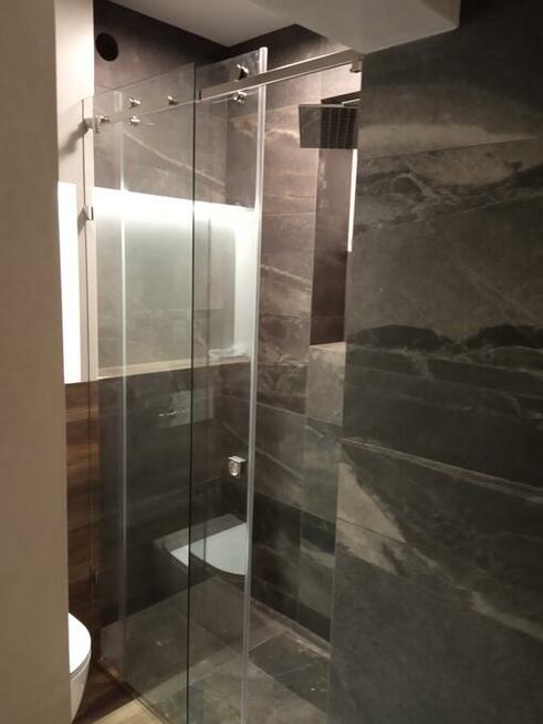 Drzwi przesuwne szklane, kabiny prysznicowe, balustrady