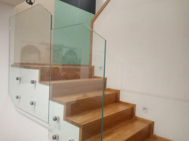 Drzwi przesuwne szklane, kabiny prysznicowe, balustrady