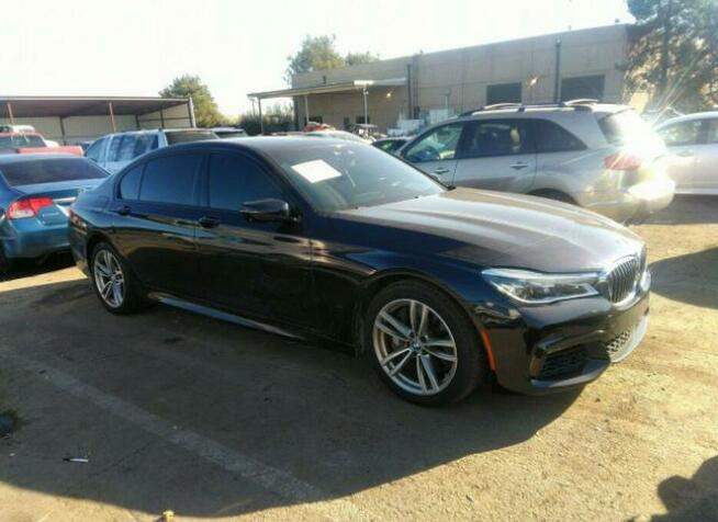 BMW 750 2016, 4.4L, porysowany lakier