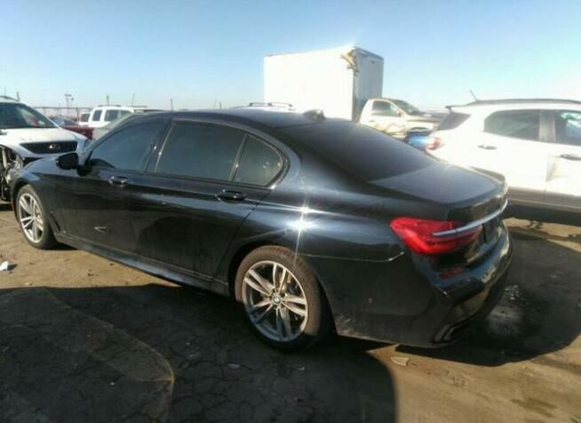 BMW 750 2016, 4.4L, porysowany lakier