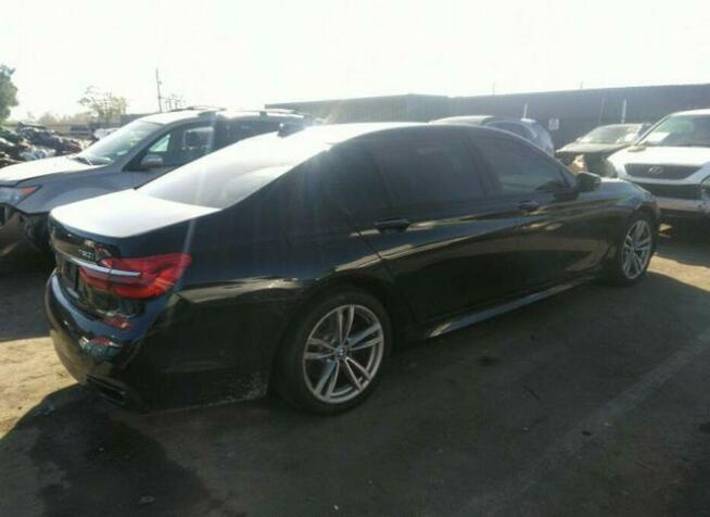 BMW 750 2016, 4.4L, porysowany lakier