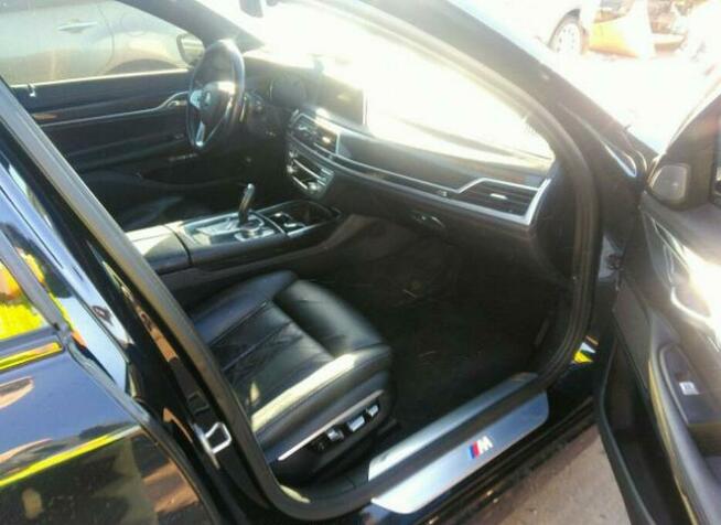 BMW 750 2016, 4.4L, porysowany lakier