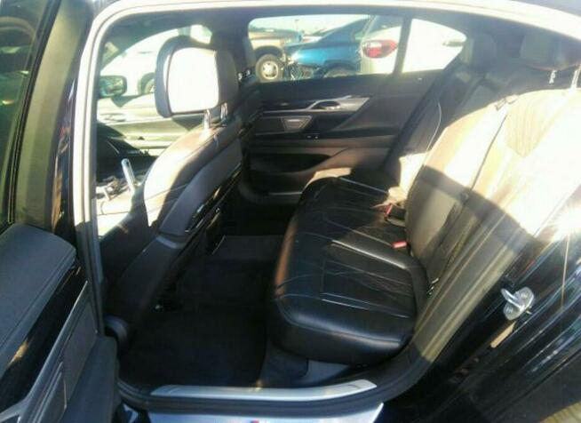 BMW 750 2016, 4.4L, porysowany lakier