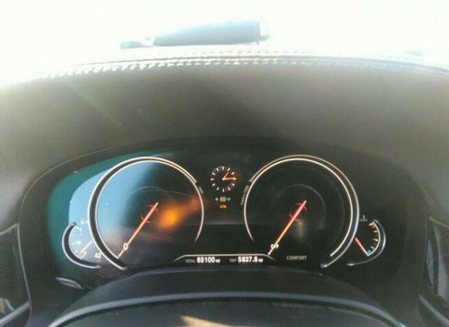 BMW 750 2016, 4.4L, porysowany lakier