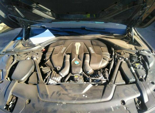 BMW 750 2016, 4.4L, porysowany lakier