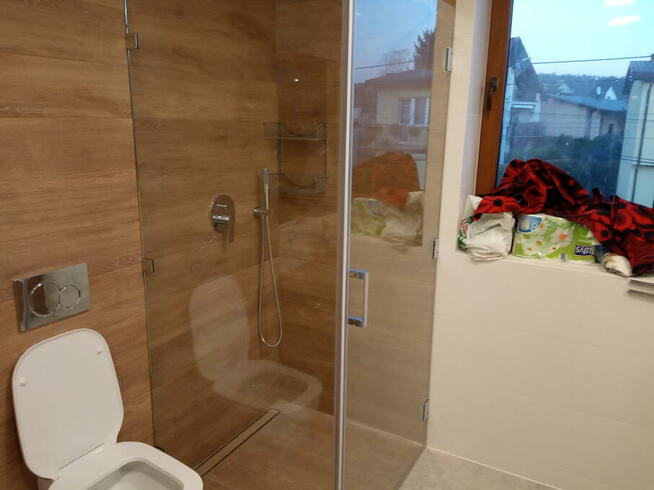 Drzwi przesuwne szklane, kabiny prysznicowe, balustrady