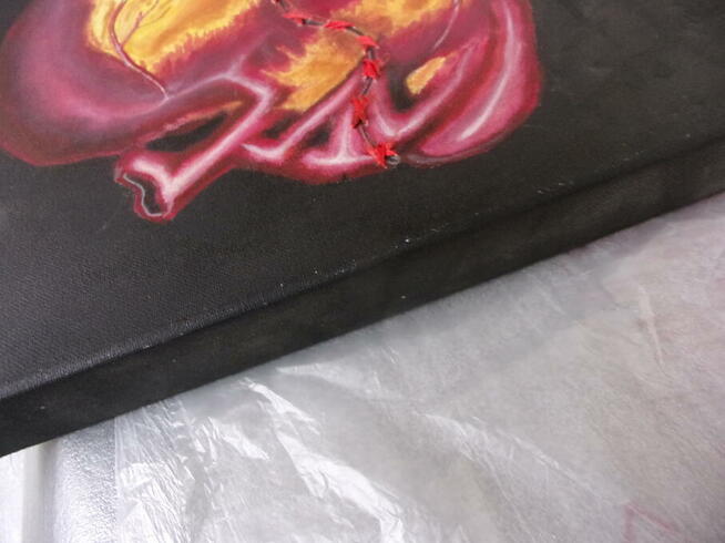 Obraz wyjątkowy ROZDARTE SERCE ale zszyte tasiemką