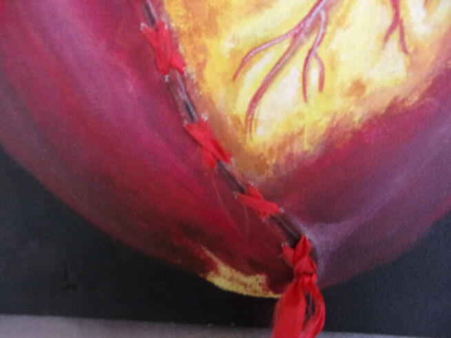 Obraz wyjątkowy ROZDARTE SERCE ale zszyte tasiemką