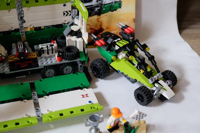 Lego World Racers 8864 - Pustynia zniszczenia- wielkie auto