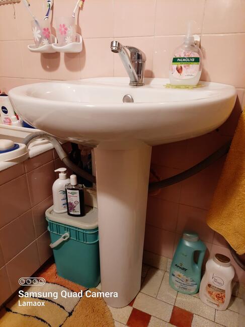 Umywalka na nodze z baterią