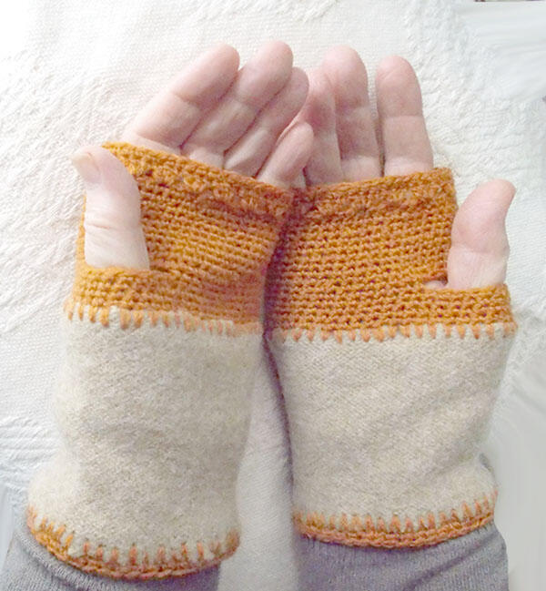 beżowo musztardowe mitenki z wełny