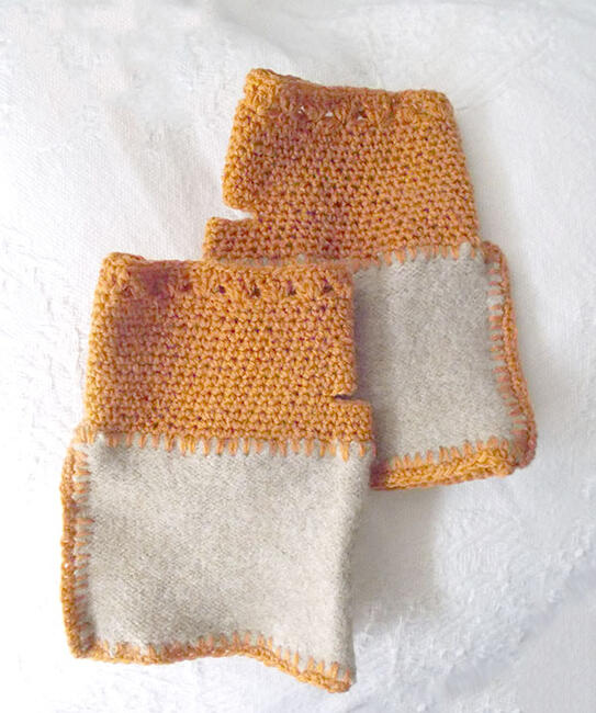 beżowo musztardowe mitenki z wełny