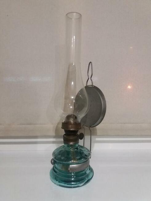 Stara lampa naftowa z lusterkiem