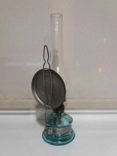 Stara lampa naftowa z lusterkiem