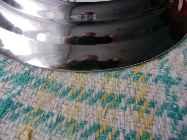 Ładny zegar w chromowanej metalowej obudowie do biura, klub