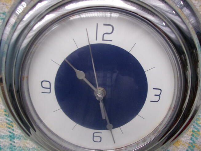 Ładny zegar w chromowanej metalowej obudowie do biura, klub