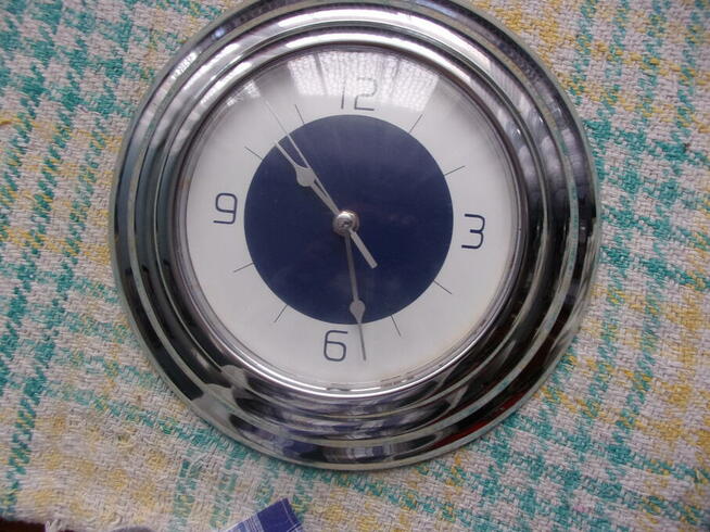 Ładny zegar w chromowanej metalowej obudowie do biura, klub