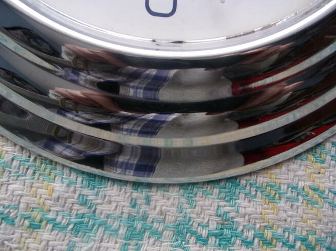 Ładny zegar w chromowanej metalowej obudowie do biura, klub