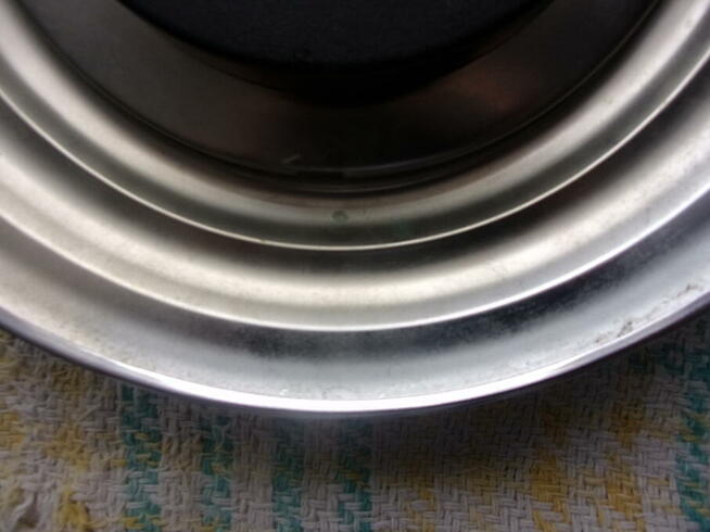 Ładny zegar w chromowanej metalowej obudowie do biura, klub