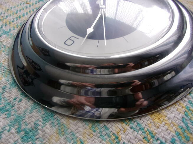 Ładny zegar w chromowanej metalowej obudowie do biura, klub