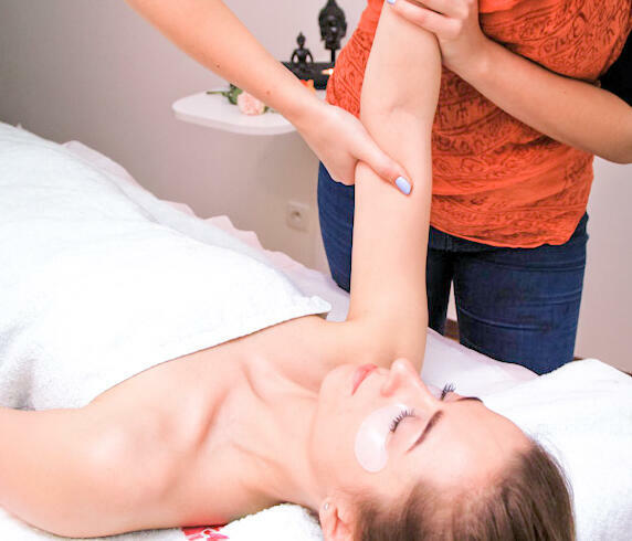 Masaż gorącymi kamieniami/ miseczkami kokosowymi/ bambusami