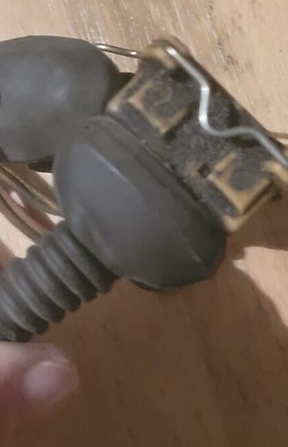 Kostki, przekaźniki, wtyczki oświetl.,przewody gumo Audi 80 b4