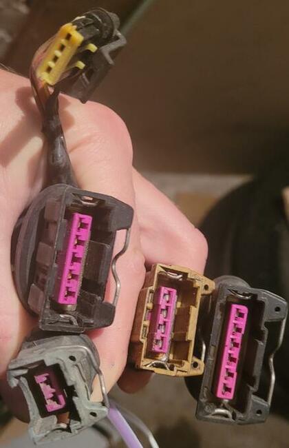 Kostki, przekaźniki, wtyczki oświetl.,przewody gumo Audi 80 b4