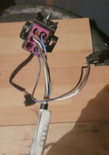 Kostki, przekaźniki, wtyczki oświetl.,przewody gumo Audi 80 b4