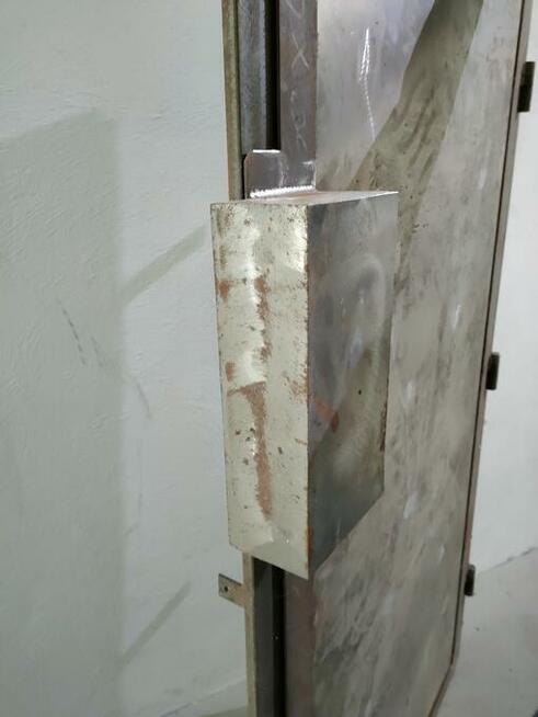 Drzwi stalowe pancerne z zabezpieczeniem