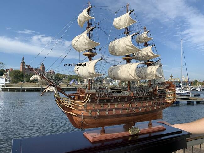 Tall Ship Le Protecteur Model Jedyny z czerwonymi żaglami