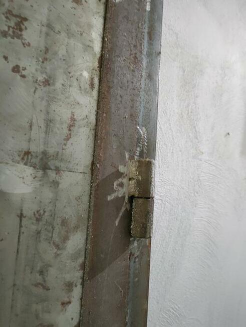 Drzwi stalowe pancerne z zabezpieczeniem