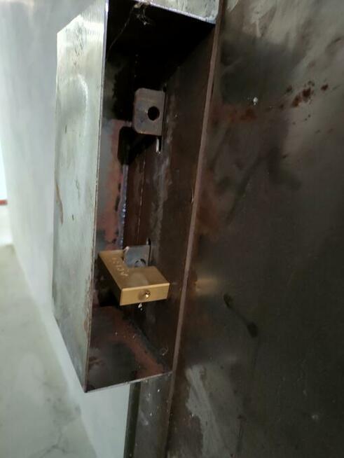 Drzwi stalowe pancerne z zabezpieczeniem