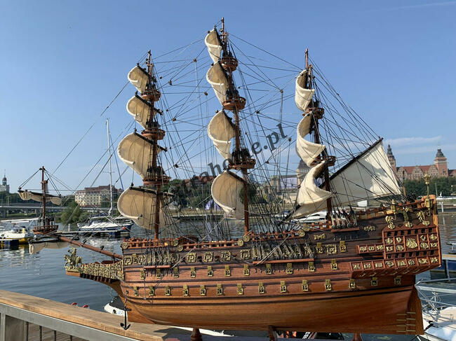 Tall Ship Le Protecteur Model Jedyny z czerwonymi żaglami