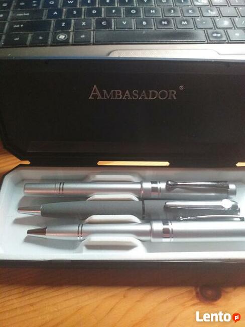 Sprzedam etui z piórem i długopisami