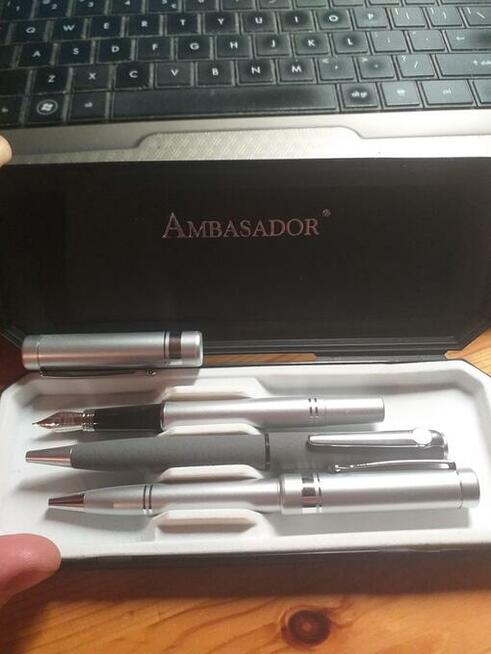 Sprzedam etui z piórem i długopisami