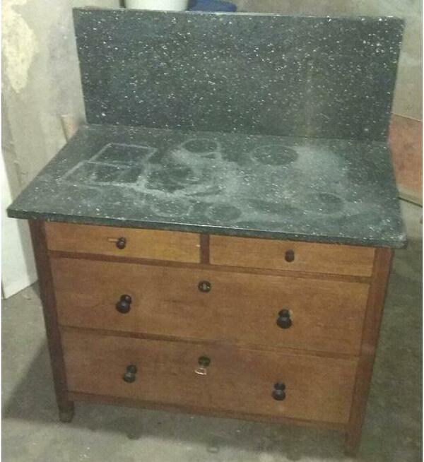 Toaletka z marmurowym blatem