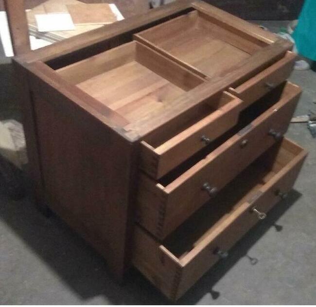 Toaletka z marmurowym blatem