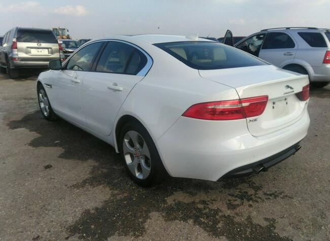 Jaguar XE 2018, 2.0L, porysowany lakier